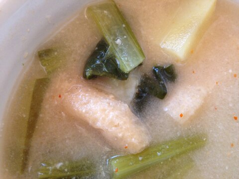 小松菜とじゃがいもと油揚げのピリ辛味噌汁
